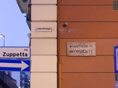 All'angolo tra via Zuppetta e corso Cavour c'� la targa che riporta il nome del Quartiere dell'Oriente, il rione che tra il 1927 e il 1938 raggruppava in un'unica area Madonnella, Carrassi e San Pasquale